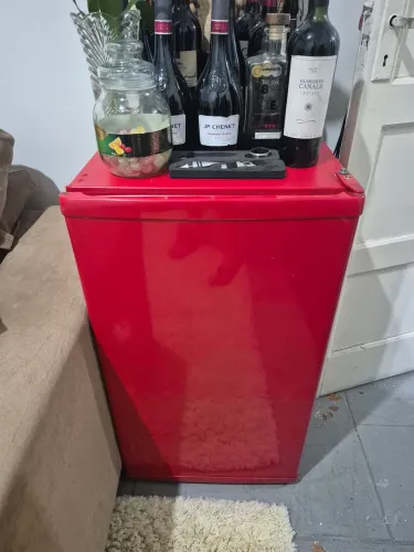 Frigobar mini geladeira Consul 120 Litros retrô vermelho 