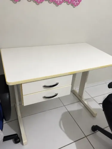Escrivaninha branca com gavetas