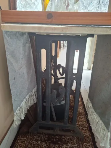 Pe de maquina com tampo em marmore branco 