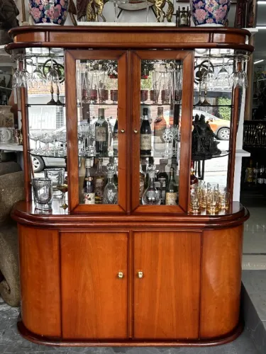 Exclusivo Bar Cristaleira em Madeira - Design Curvo Art Déco / Clássico