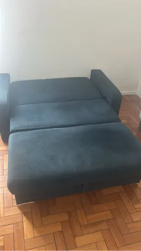 Sofá cama retrátil com baú azul