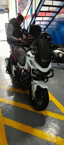 ADV 2022 - 150 COM 27 MIL KM BEM CONSERVADA