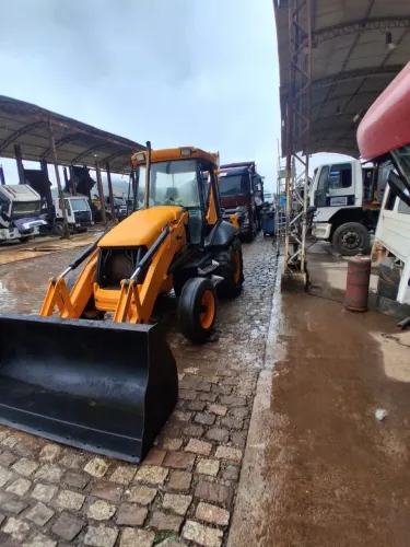 Retroescavadeira JCB 2009 - 4x2 - Único dono 