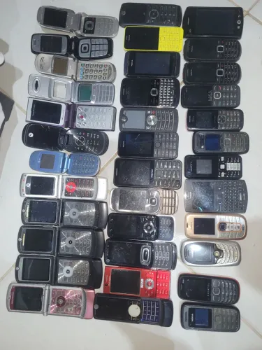Lote 2 coleção de celular antigo pecas brinde 50 baterias mistas boa parte funciona
