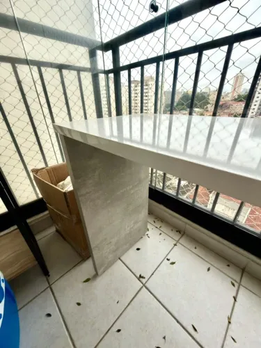 Mesa / bancada branca e cinza