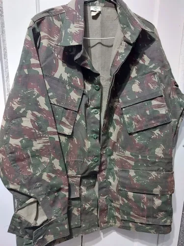 Jaqueta e calça camuflada - tamanho G.