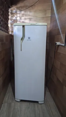 VENDO GELADEIRA ELETROLUX RE31.
