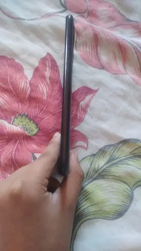 Vendo celular para sair rápido vídro da câmera traseira trincado
