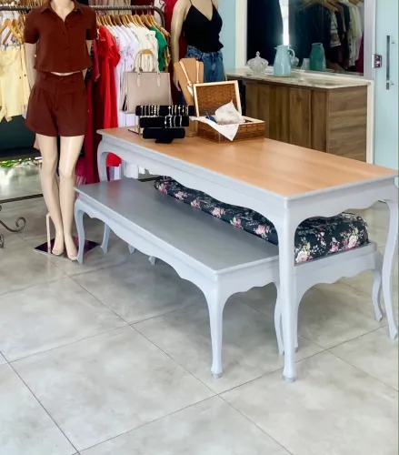 Conjunto 1 Mesa e 2 Bancos Estilo Luiz XV Provençal - Elegância para Loja