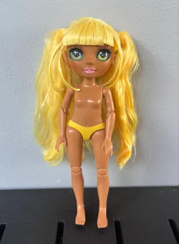 Boneca Rainbow High Jr PJ Party - Sunny