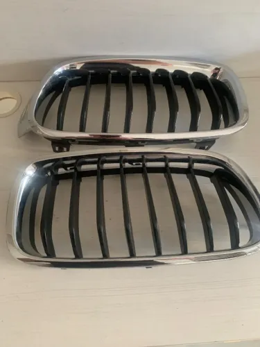Par de grade frontal original BMW 320 2015.