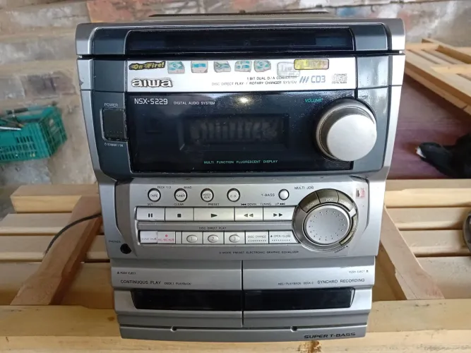 Radio aiwa antigo no estado 