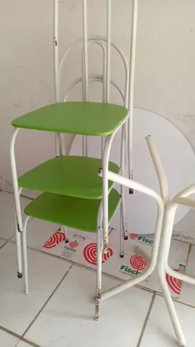 Mesa com três cadeiras