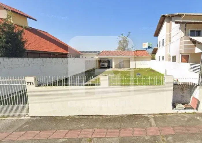 Casa térrea à venda no Carianos