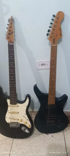 2 guitarra uma para vender peças e outra parada a jeita a elétrica