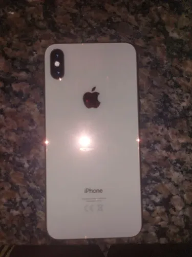 Vedo um celular iPhone 10 x pro Max