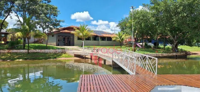 Rancho Mobiliado à Venda em Condomínio Fechado de 05 Quartos sendo todos Suítes com Área d