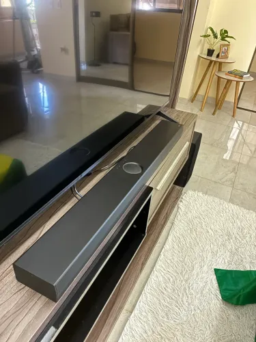Soundbar LG S70TR com pedestais trazeiros