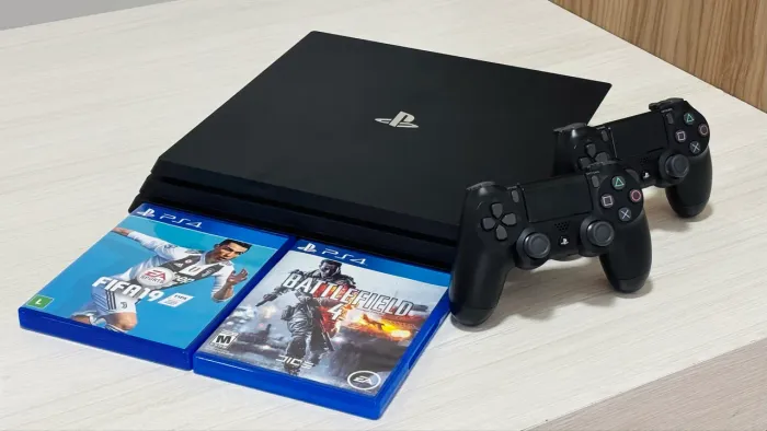PS4 Pro seminovo com dois controles e dois jogos 