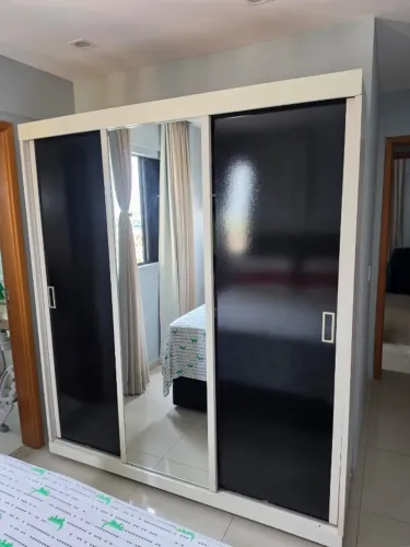 Vendo guarda roupa usado com espelho três portas de correr