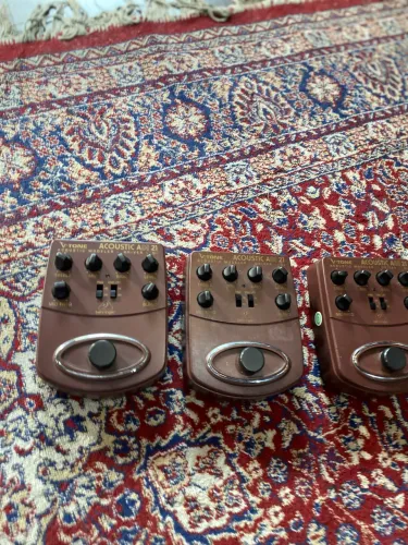 Pedal de pré-amplificador acústico Behringer Adi21 V-tone Red