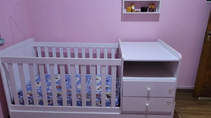Berço / Cama com Trocador e Colchão 