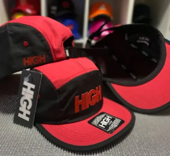 Boné High Ava reta Preto e vermelho Novo