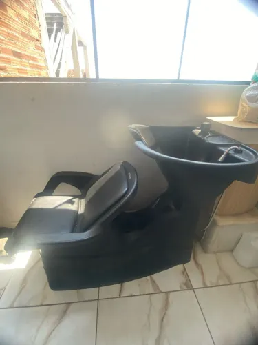 Lavatório de salão bem conservado