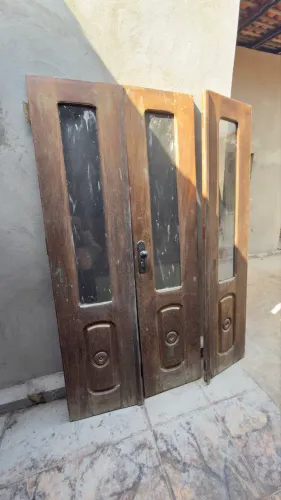 Vendo porta de madeira de três folhas. 