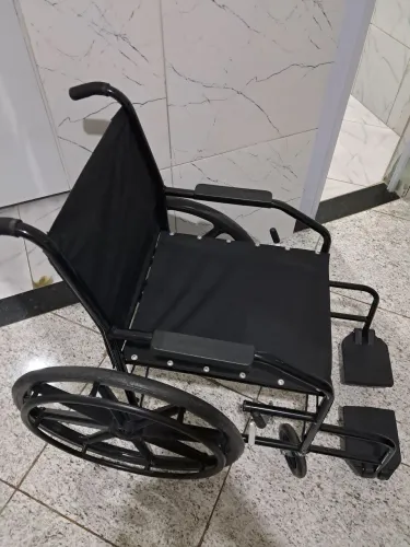 Vendo Cadeira de Rodas Manual Dobrável para Idoso com Pneu Anti-furo 40cm 85kg