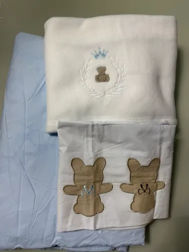 Colcha, capa de travesseiro e manta quentinha para berço