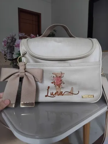 Bolsa de bebê com nome Luna bordado.