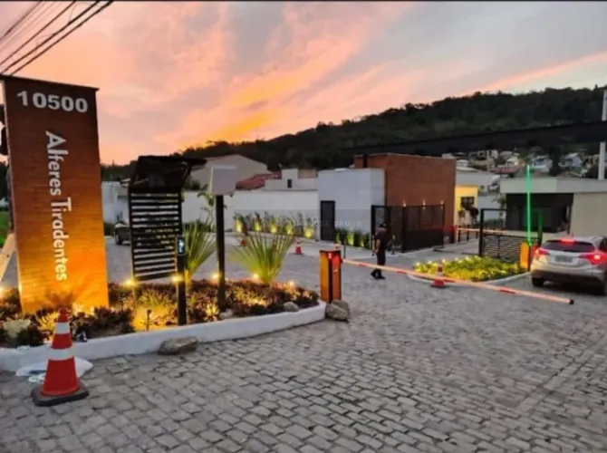Open House vende casa no condominio Alferes Tiradentes no Rio do Ouro