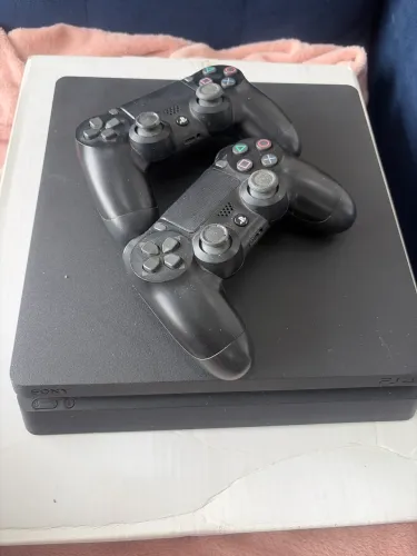 Playstation 4 Slim + 2 Controles Originais + 4 Jogos
