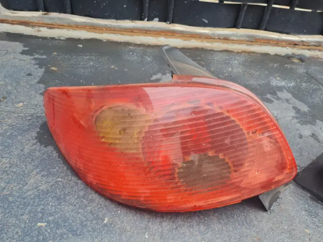 Lanterna esquerda peugeot 206