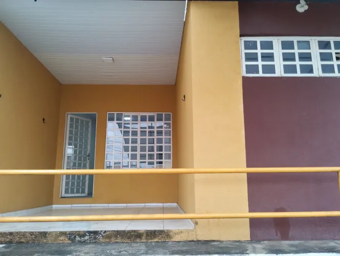 Alugo uma casa zona leste