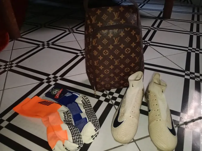 Chuteira Nike com a bolsa e meia ante-derrapante