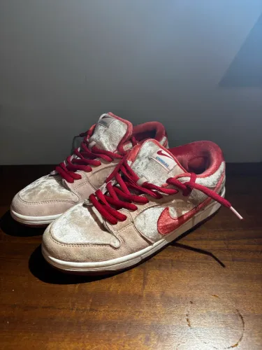 Dunk low strange love 42 - Réplica