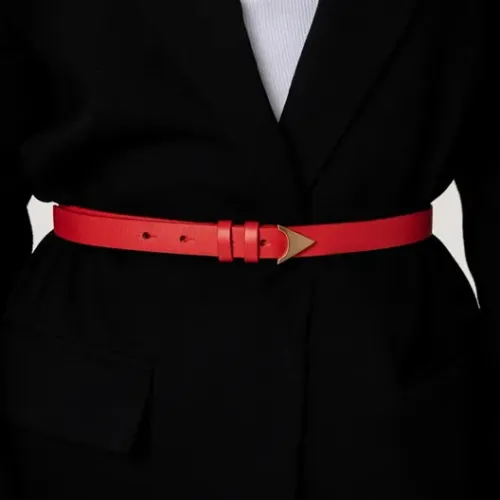 Cinto em couro vermelho fino fivela dourada fosca Carrano
