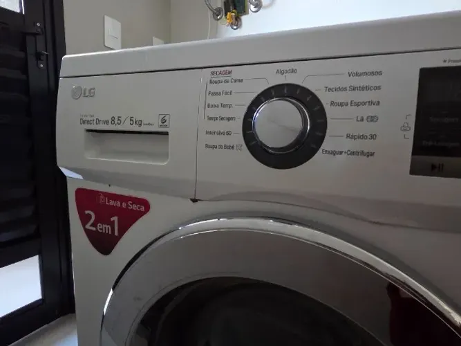 Máquina de lava e seca roupa