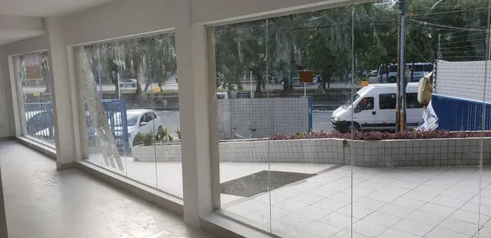 Vendo loja térrea de frente para Domingos Ferreira