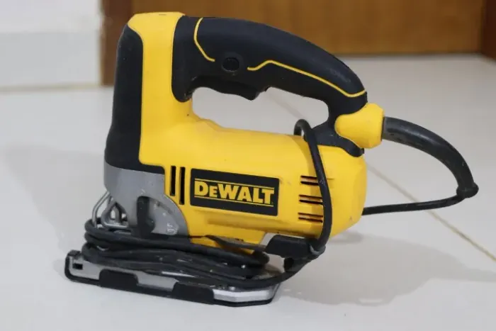 Serra Tico-Tico DeWalt DW300 220V 500W Ação Pendular - Impecável