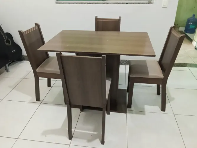 Mesa com 4 cadeiras