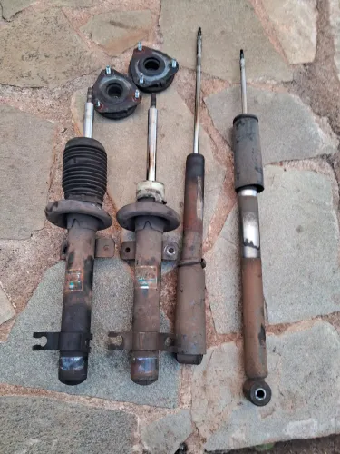 Vendo Amortecedor traseiro e dianteiro usando não como está vendo desse geito 199