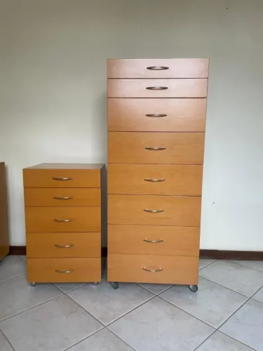 Lindo jogo de quarto em Pau Marfim: cômoda (gaveteiro) e criado-mudo