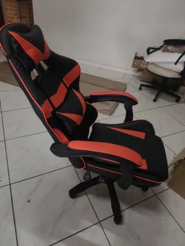 Cadeira gamer ergonômica ajustável com suporte para pernas