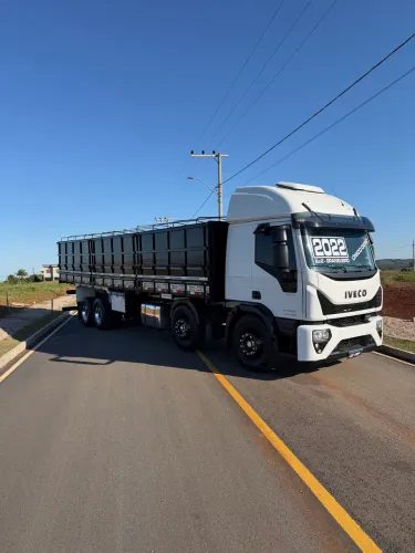 Capa de revista Iveco tector 2022 8x2 único dono graneleiro