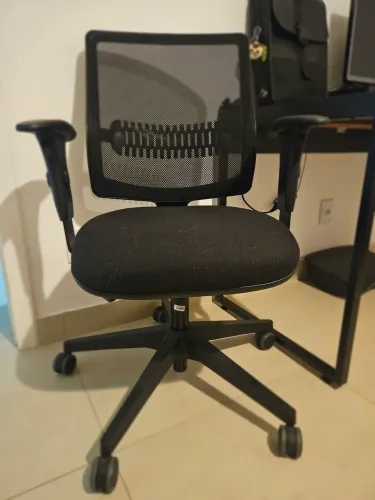 Cadeira Uni da marca Flexform, toda preta