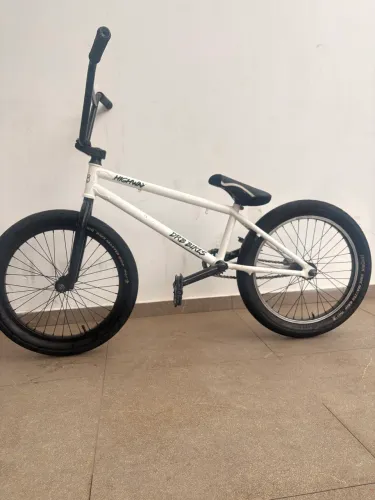 Bmx drb highway branca + 1 pedaleira de alumínio com capa de nylon