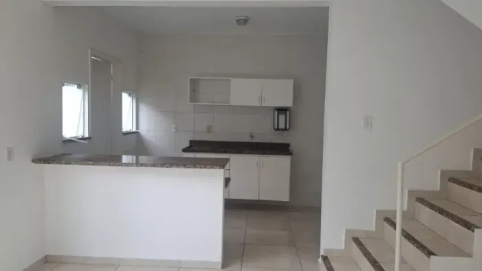 CASA DUPLEX: SALA, COZINHA AMERICANA, 02 (DUAS) SUÍTES